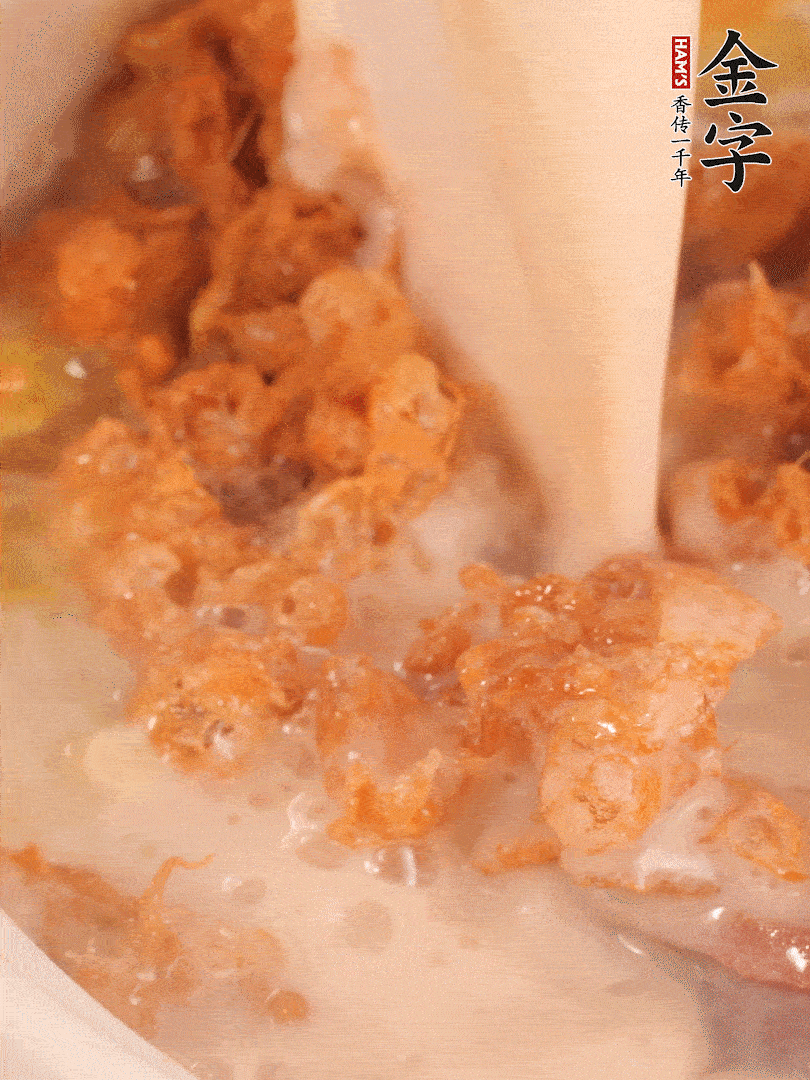 加入蛋酥再煨煮2分鐘，加入豆?jié){。