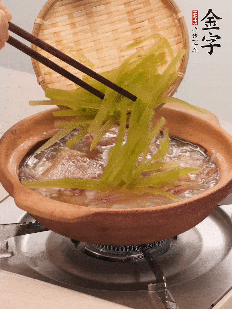 放入白蘿卜絲繼續(xù)炒軟炒至透明狀。