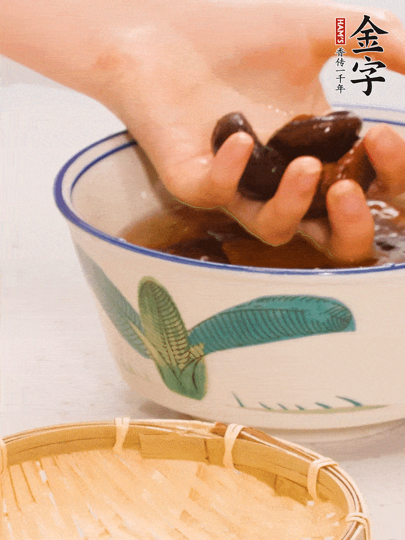 干香菇提前泡發(fā)切片，泡香菇水留著備用。