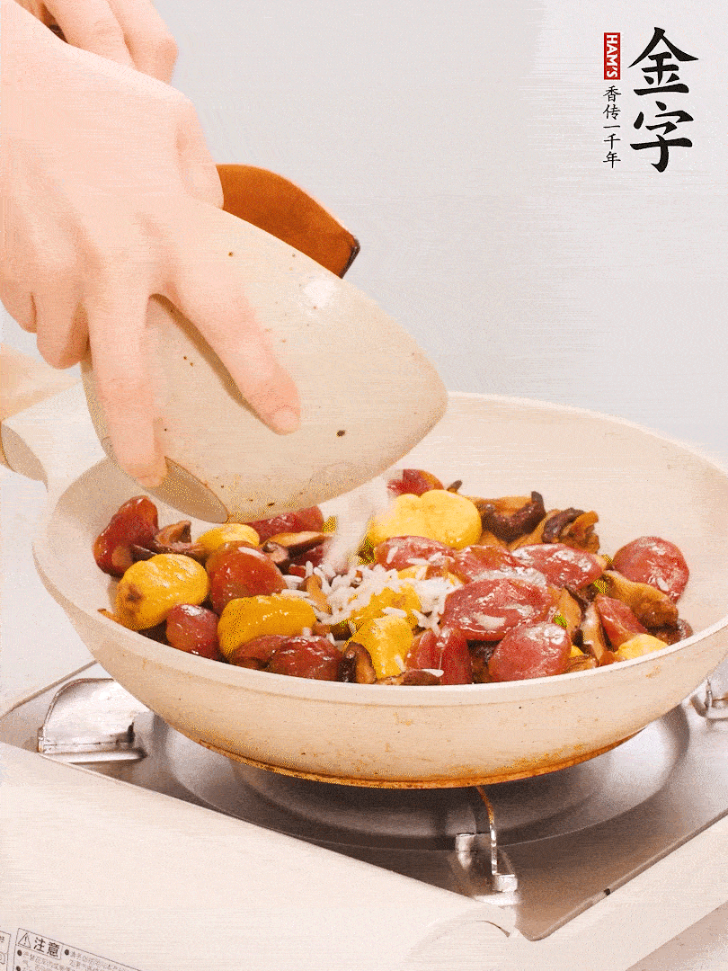 把米淘洗干凈，放入切好的香菇、板栗、毛豆。