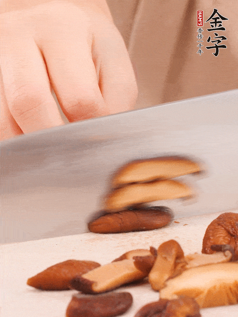 干香菇泡發(fā)，切成小塊。