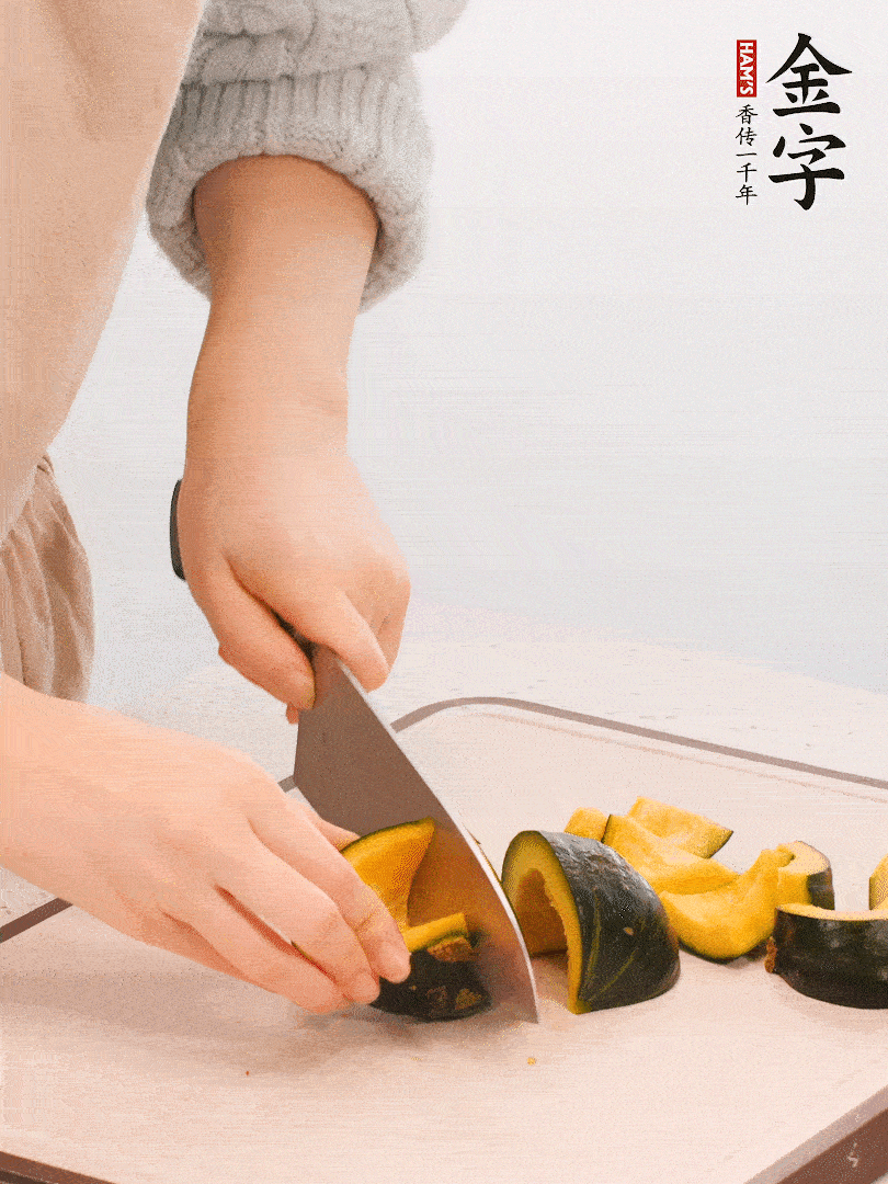 貝貝南瓜切小塊，生姜切成姜絲。