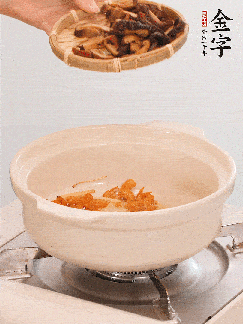 砂鍋倒入少許油，放入姜絲、海米小火煸香；再放入香腸、南瓜、干香菇一起翻炒2分鐘。