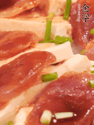 調一個醬汁：2勺生抽、1勺蠔油、半勺白糖、1勺淀粉、半碗清水調成料汁燒開