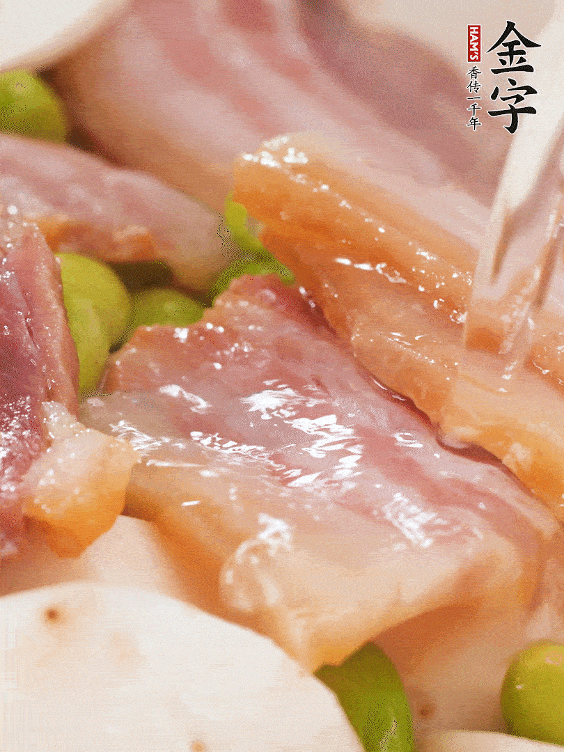 倒入芋艿、熟毛豆，翻炒均勻，加1小碗水煮開