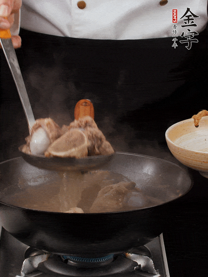 大筒骨清水浸泡30分鐘，中途換水2-3次。冷水下鍋，加姜片、料酒焯水，撇去浮沫。