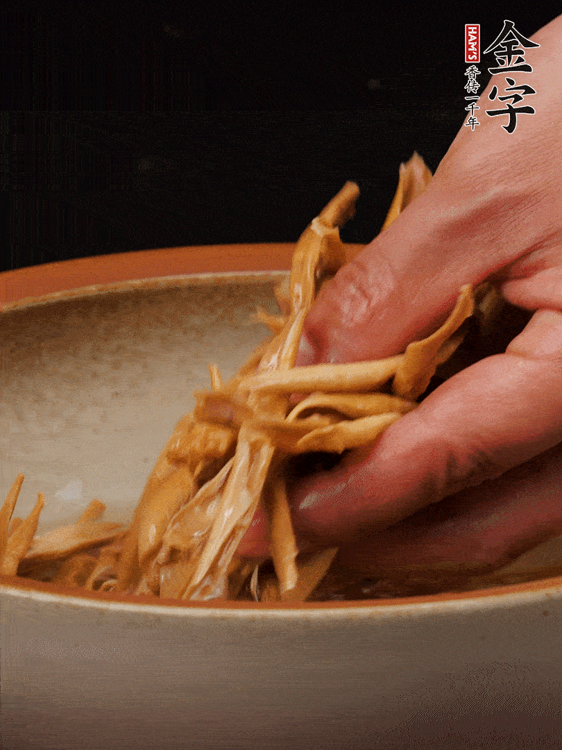 農(nóng)家土筍尖提前泡軟，用刀劃成細絲，這樣會更加入味。