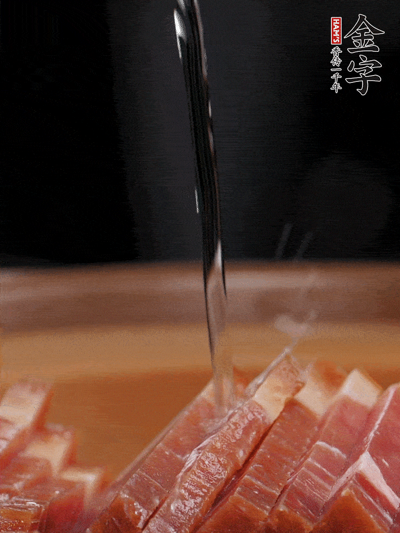 金字火腿切片，放入溫水中泡10分鐘，金字土香腸斜切成片。千張切成細條。