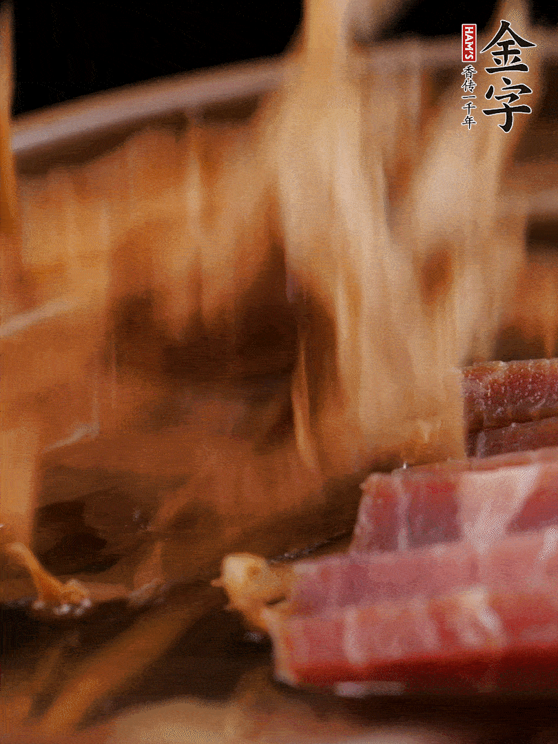 大筒骨、金字火腿、姜片、黃酒一起放入砂鍋，加筍干燉煮40分鐘。（如果家里有高壓鍋，用高壓鍋把高湯壓出來更鮮濃。）