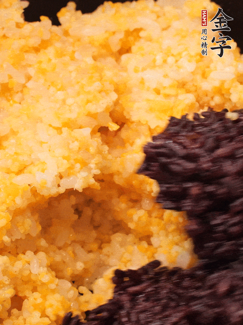 混合小米、紫米煮熟，加豬油攪拌均勻（紫米分開煮在攪拌）