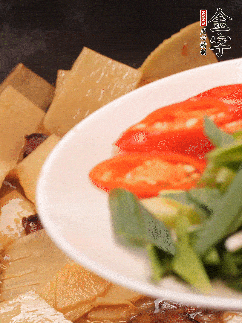 少許料酒增香，下蒜白、青紅辣椒略微翻炒