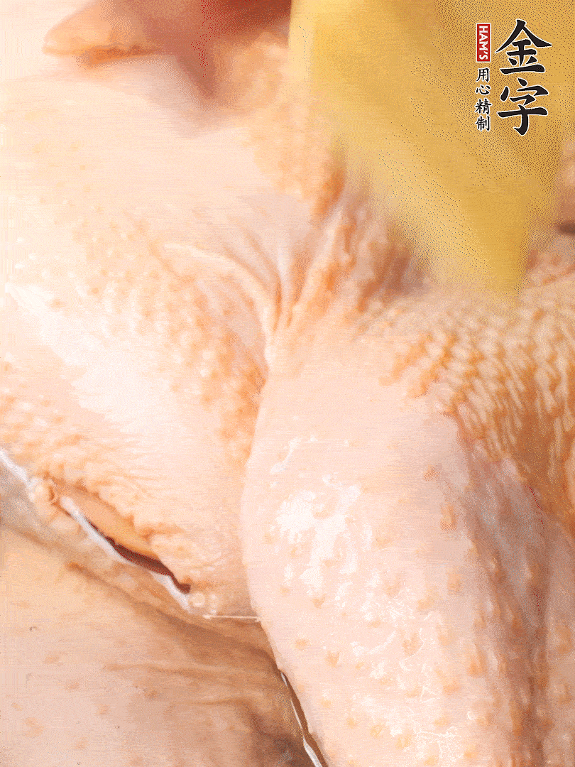 老母雞去頭去尾，斬去雞爪。冷水入鍋，加料酒、蔥姜焯水，煮出浮沫后撈出，用清水洗凈