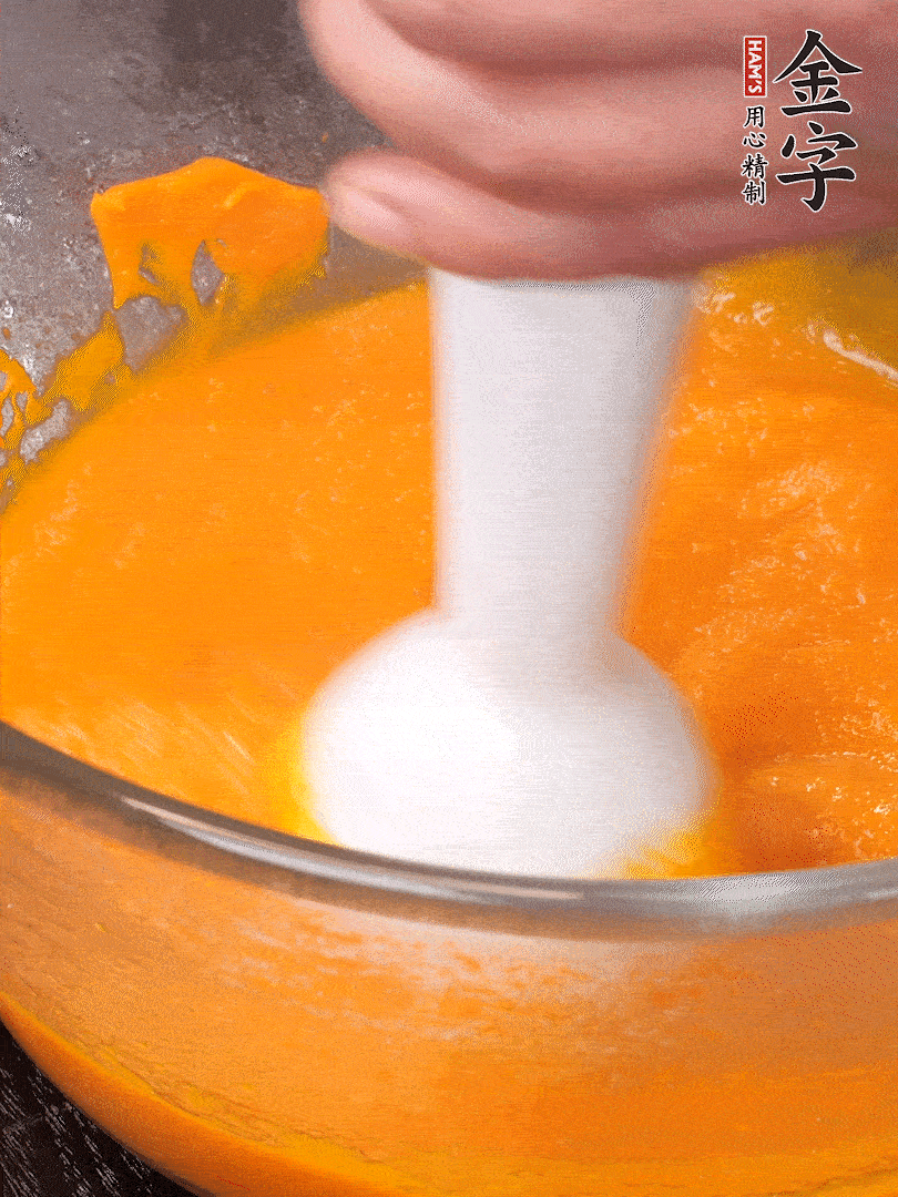 300g南瓜，去皮去瓤切滾刀塊，大火蒸8分鐘，料理機打成泥，篩網(wǎng)過篩成泥