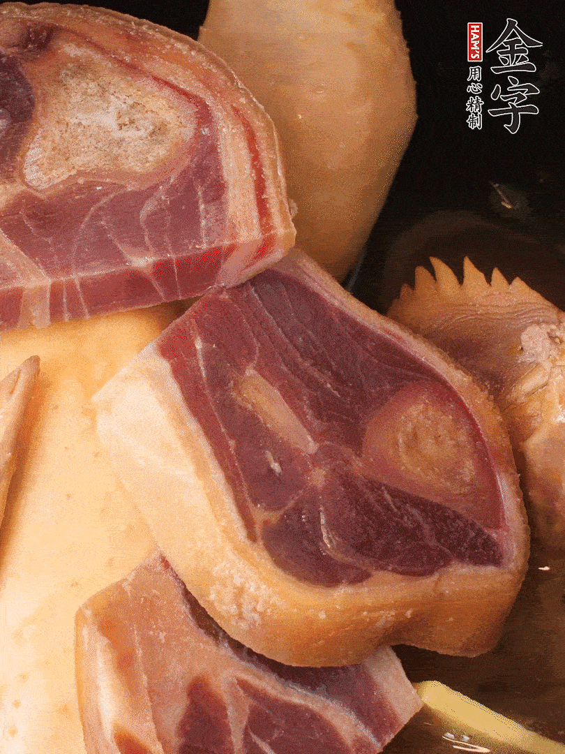 火踵、老母雞加蔥、姜、料酒、清水，大火燒開后轉(zhuǎn)小火，燉1小時