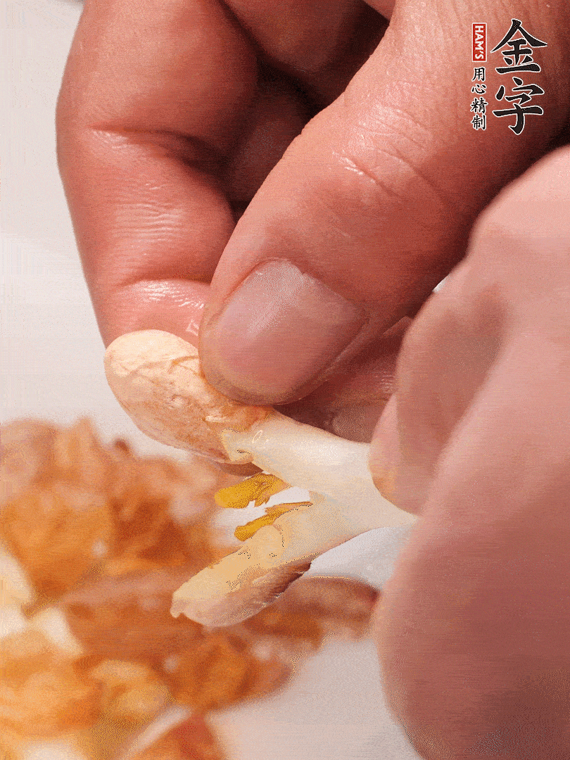 花生芽切段。開水焯水1分鐘，去掉頂部的花生皮