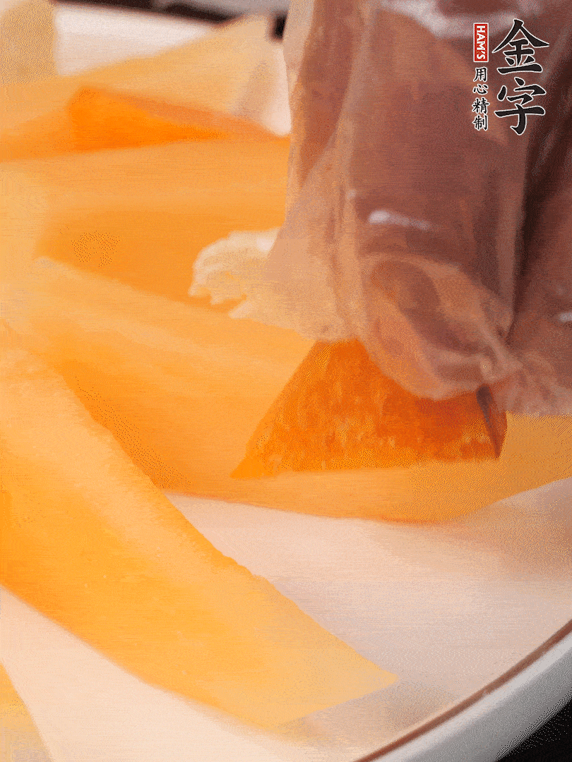 刀用火烤一下，切開奶酪