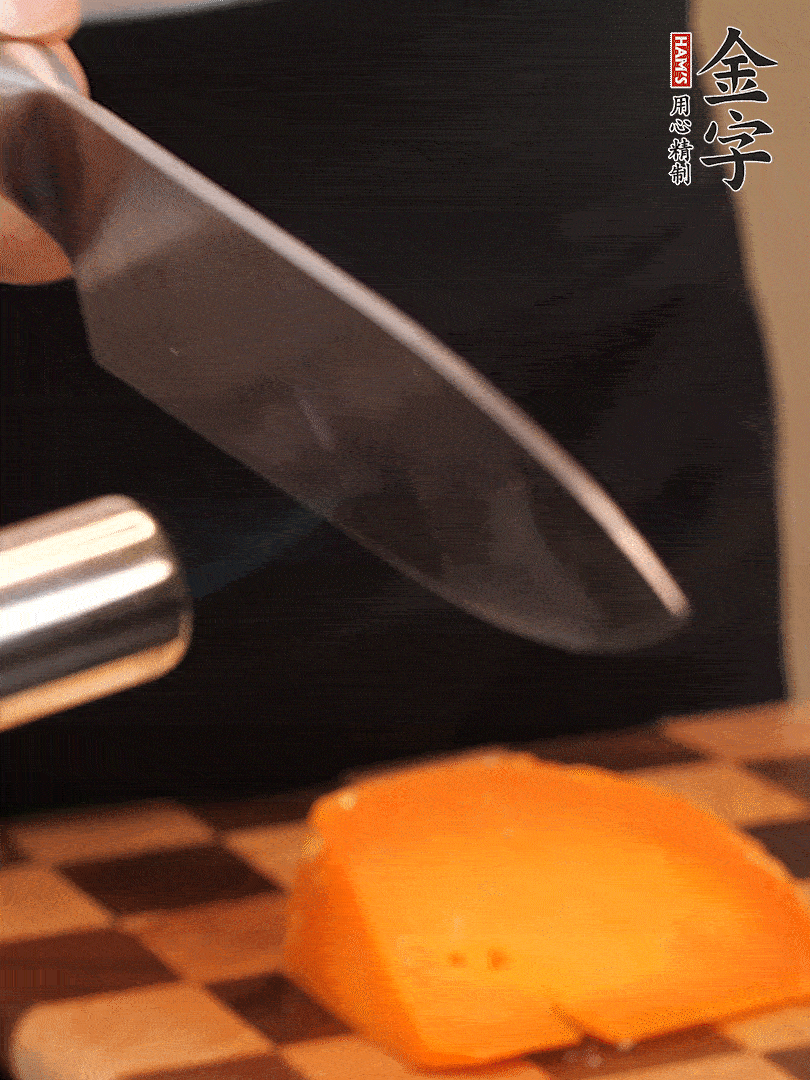 間隔擺上哈密瓜、奶酪、迷迭香、核桃仁