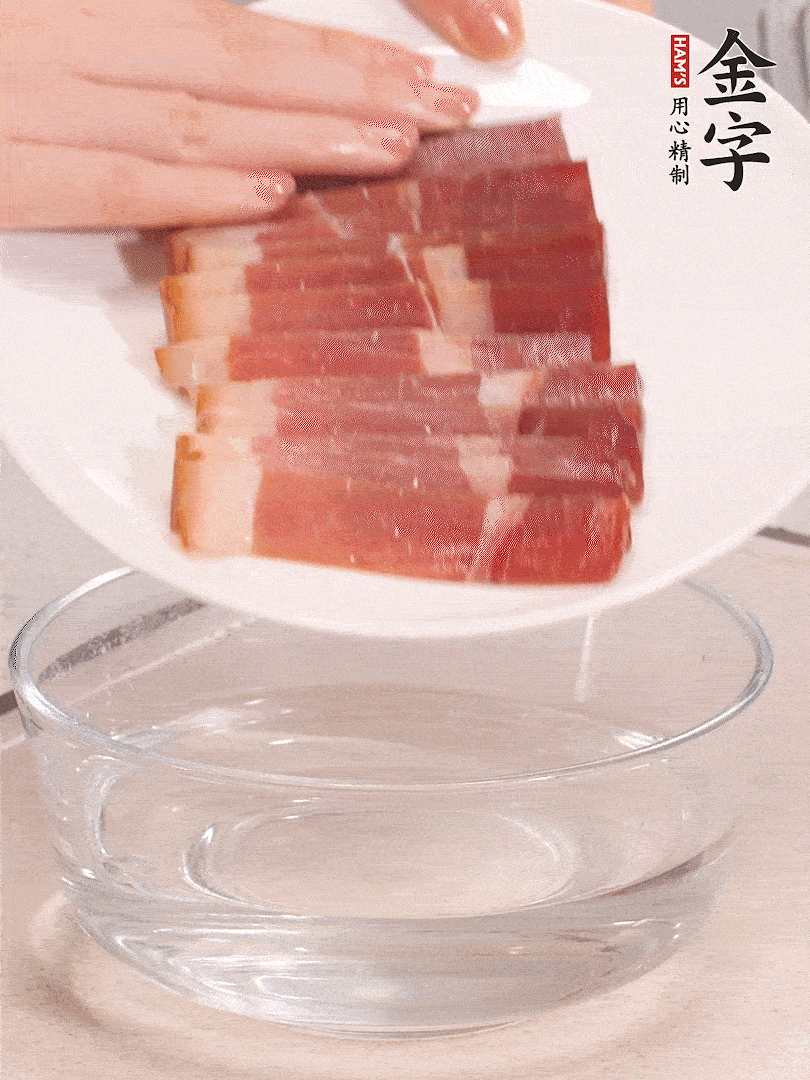 鴨腿冷水下鍋，加姜片、料酒焯水