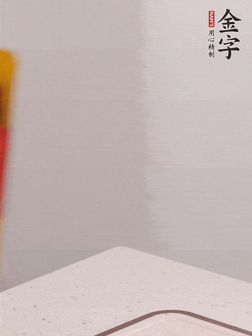 金字火腿切片，溫水浸泡5分鐘，將牛腩放鍋中，倒入比食材多2倍的清水，加姜焯水