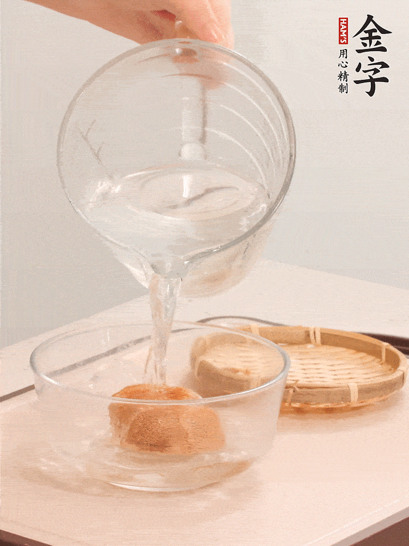 猴頭菇至少泡發(fā)半小時，將浸泡后的黃水擠干；