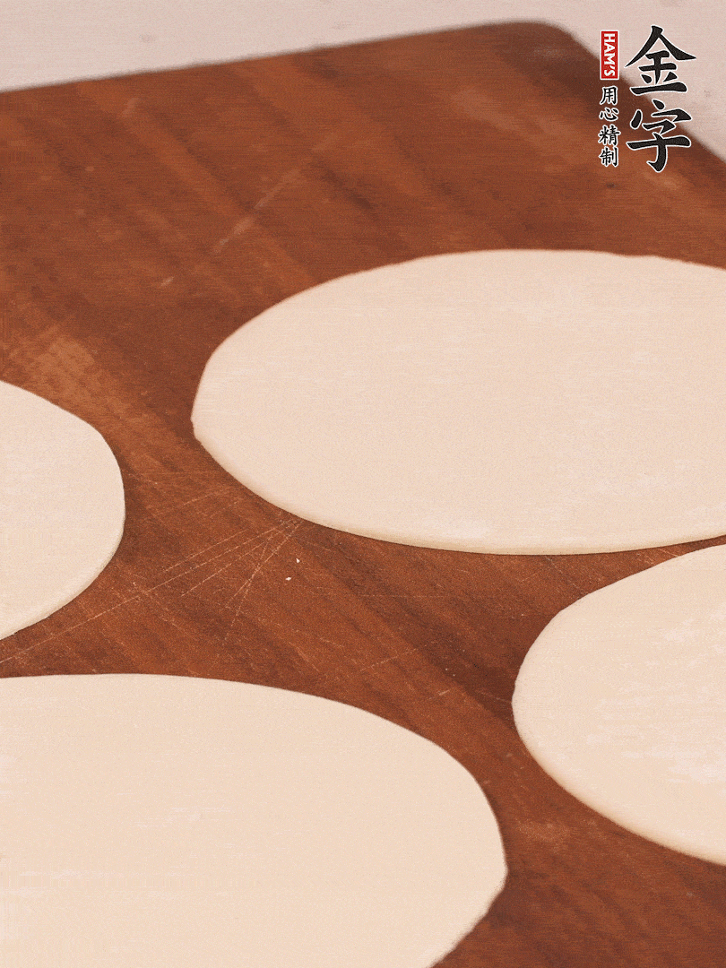 餃子皮均勻抹油，10張疊在一起，搟面杖搟開