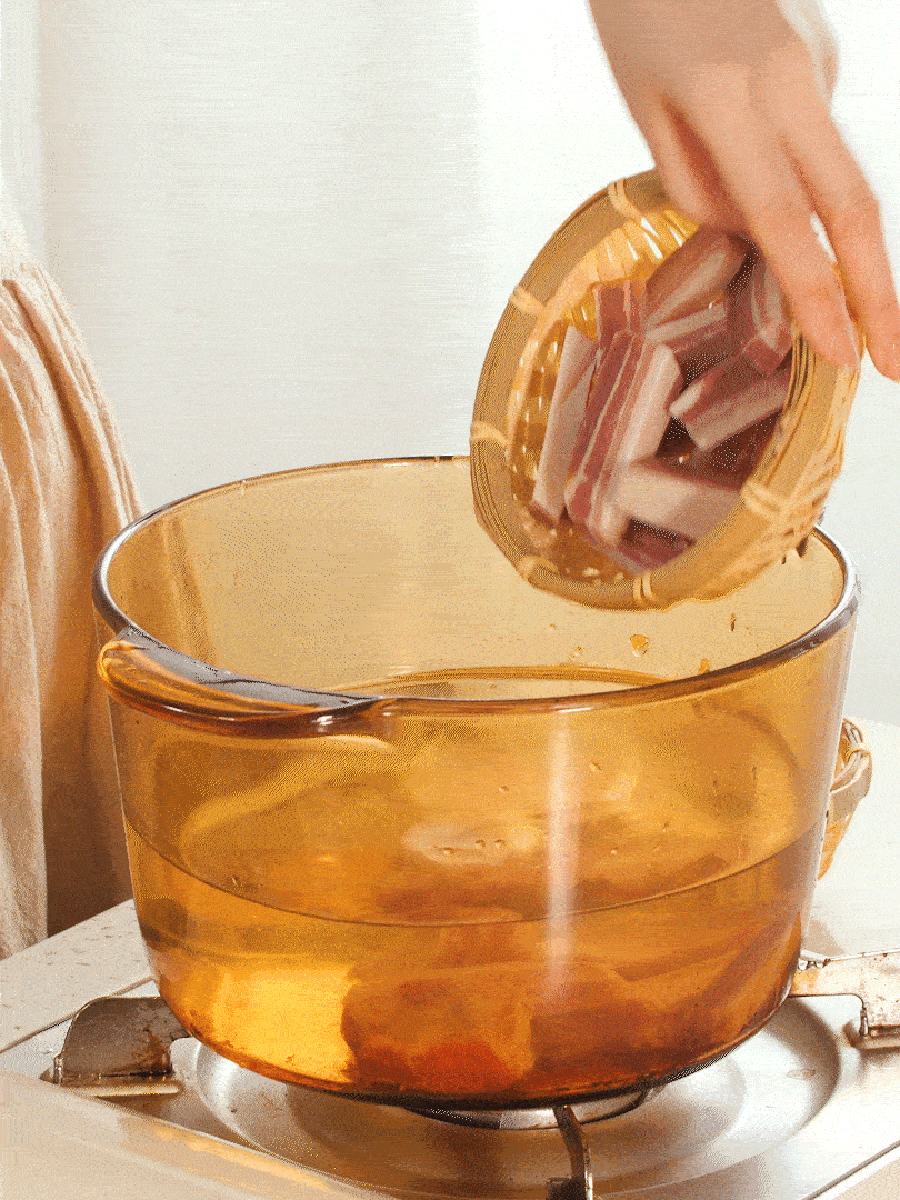 咸肉、排骨加料酒 蔥段 生姜 一起冷水下鍋焯水撈出