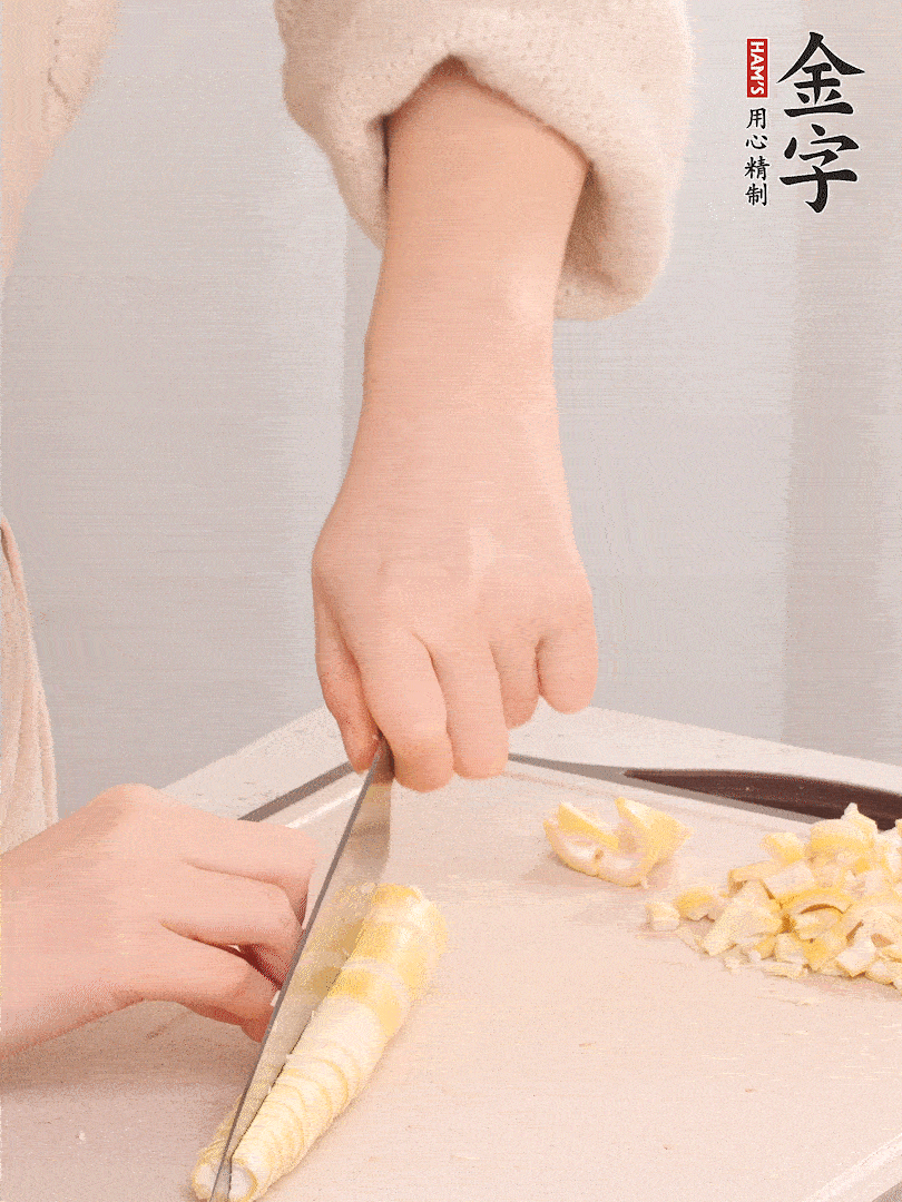 春筍去皮切小塊，焯水2分鐘左右