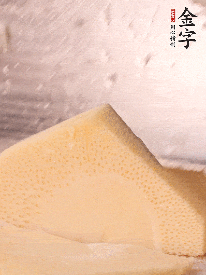 冬筍處理干凈，切滾刀塊，開水焯燙去除澀味