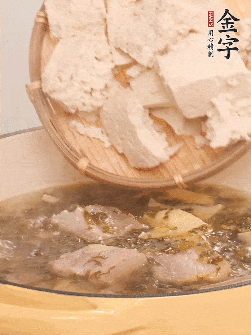 往鍋里加入一倍的水，加豆腐