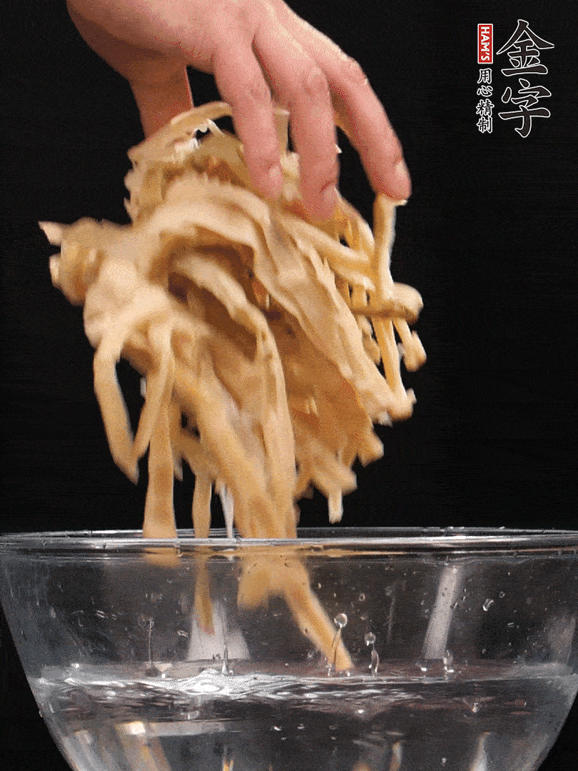 天目山筍干1把，清洗表面鹽分，用手撕成長條