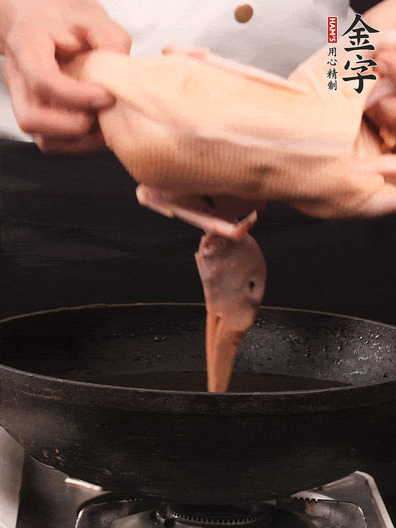 處理干凈的老鴨1只，黃酒小半碗，姜幾片，一起放入冷水，煮沸焯水3分鐘，去除血沫