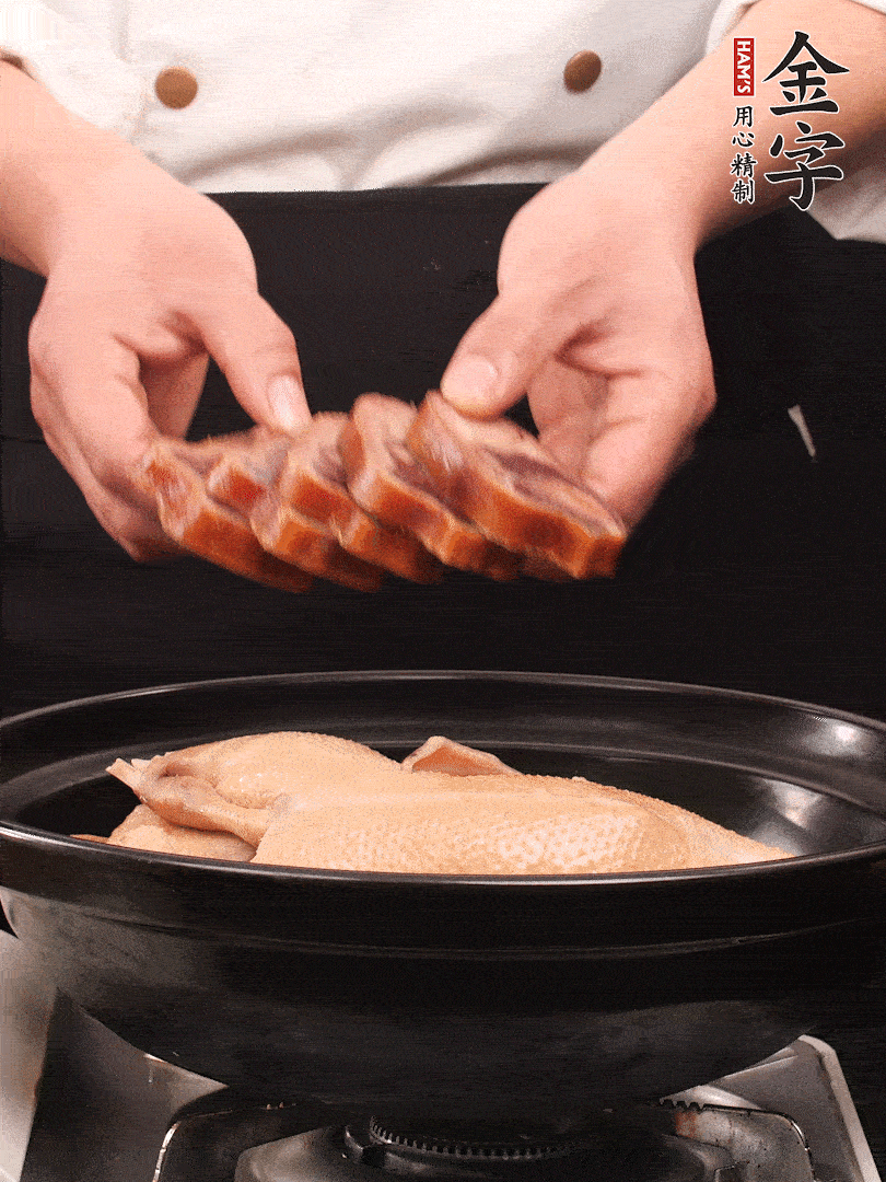 老鴨、金字火腿蹄片、筍干、姜片、蔥結(jié)，清水沒過鴨身2cm，加黃酒小半碗