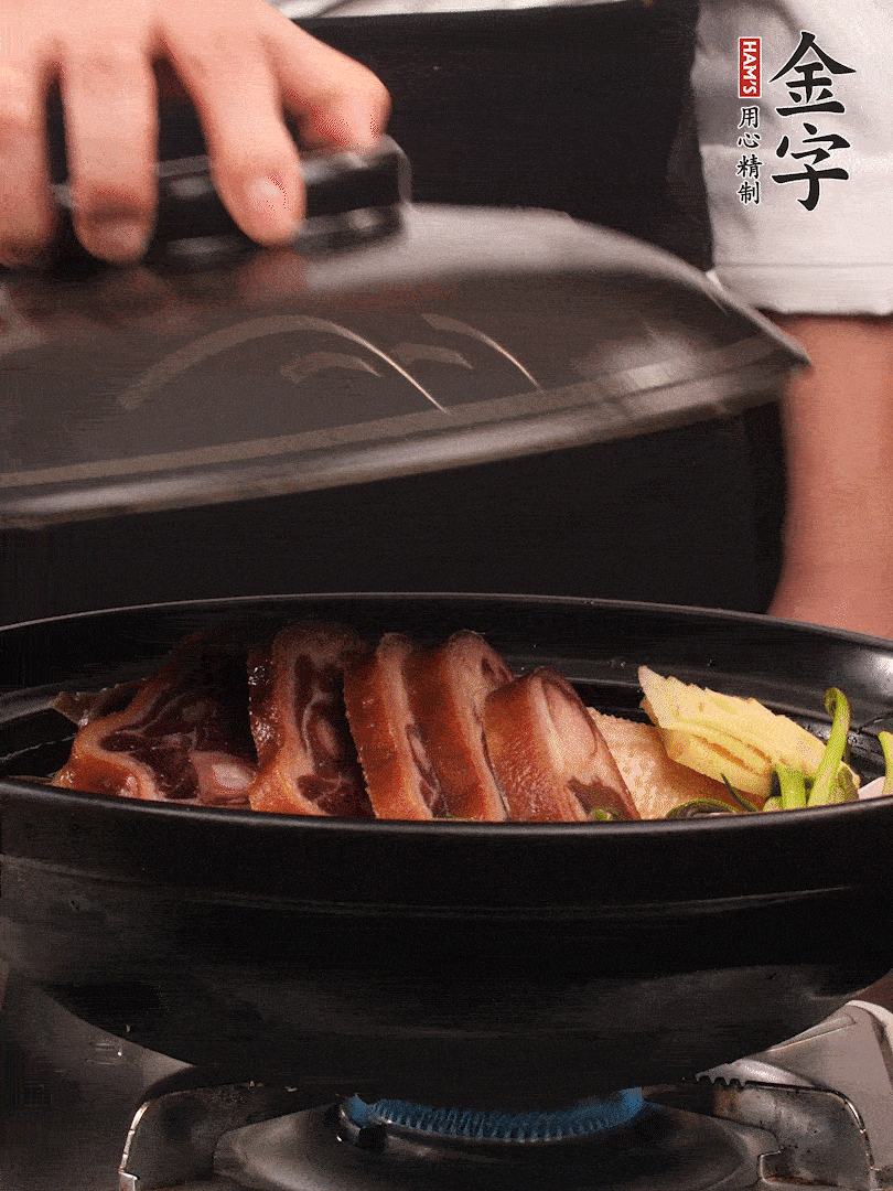 砂鍋蓋蓋子密封，大火燒開后轉(zhuǎn)小火，燜煮2小時(shí)