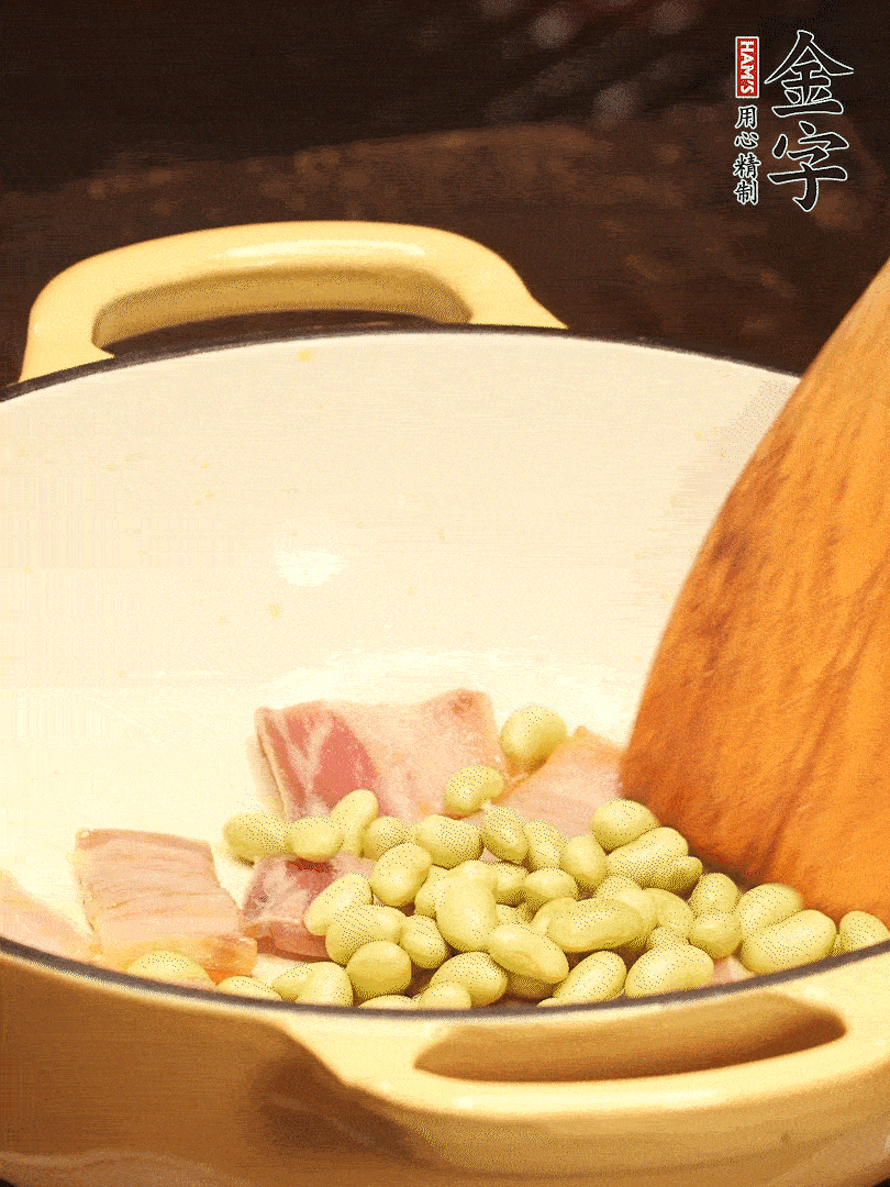 加入青豆、香菇翻炒出香味