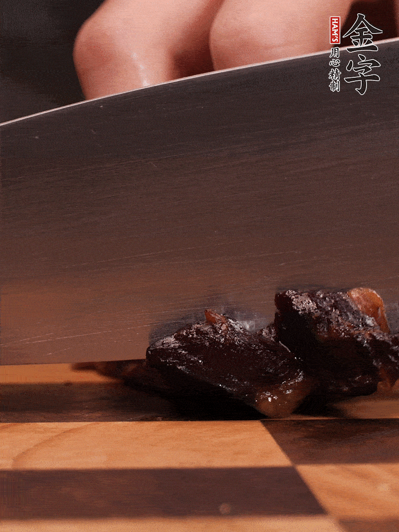 金字醬油肉整塊放入鍋中煮至7成熟，切成小塊