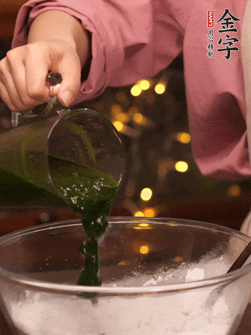 清明粿粉，分次加艾草泥，加點(diǎn)油揉2分鐘