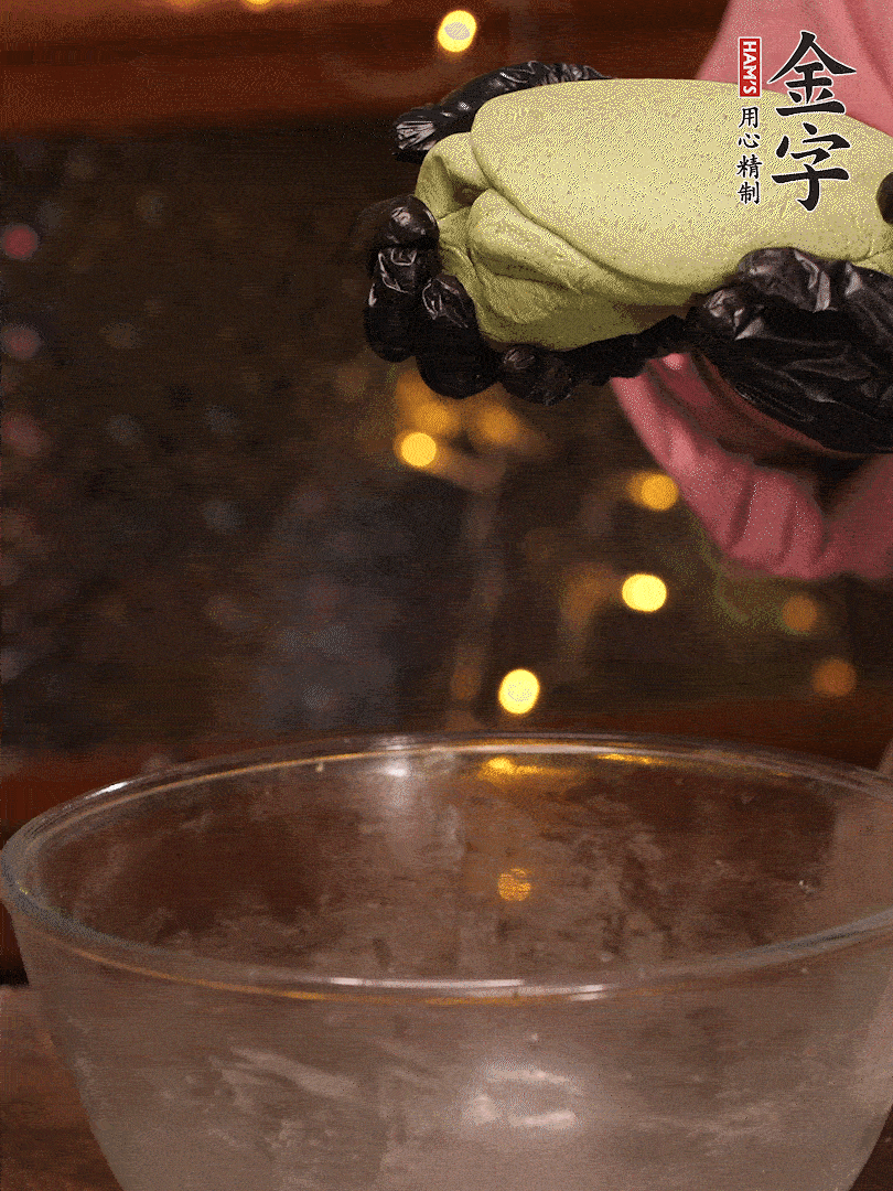 清明粿粉，分次加艾草泥，加點(diǎn)油揉2分鐘，揉到面團(tuán)光滑，醒發(fā)一下