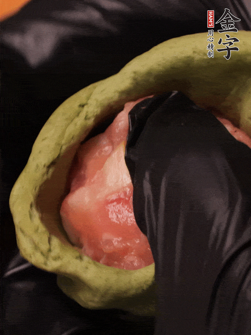 切成小劑子，中間壓個坑，做成碗狀，虎口慢慢收口