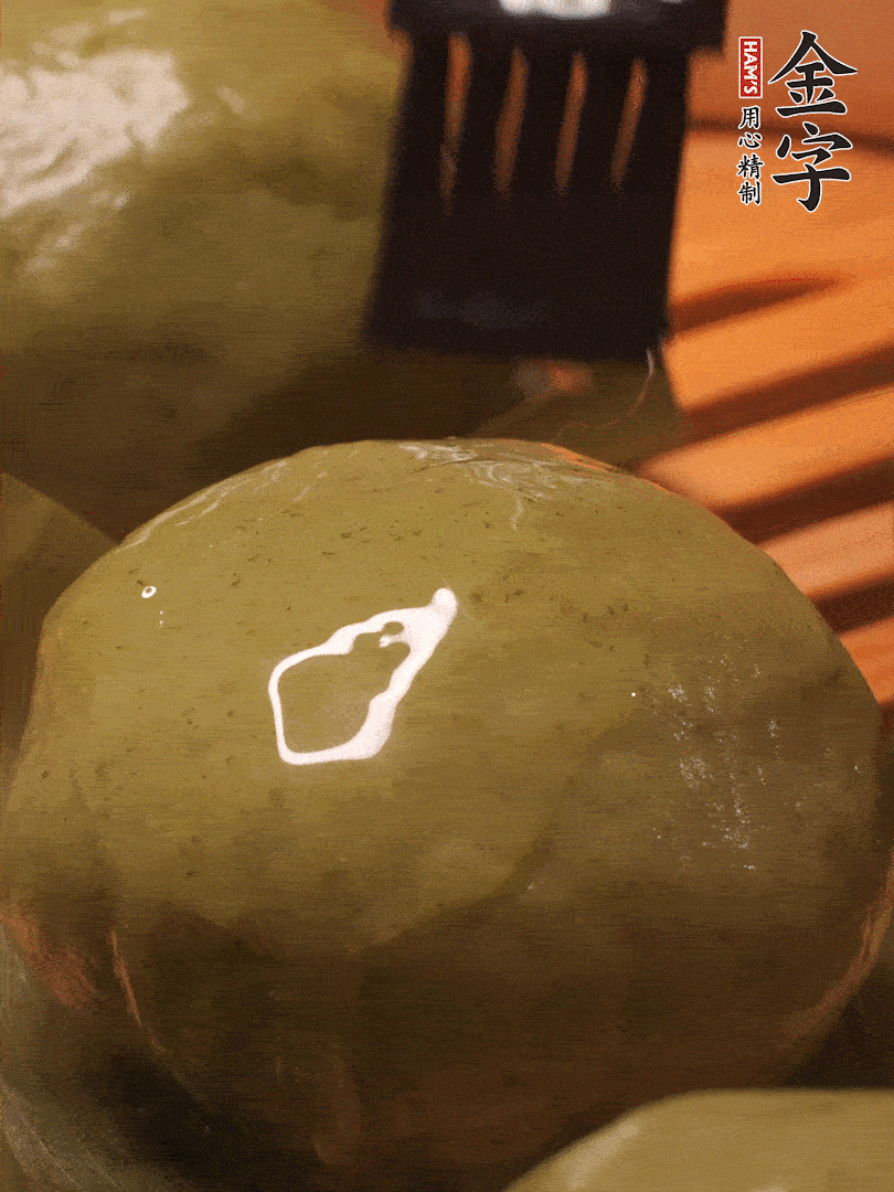 冷水下鍋，水開后，蒸10分鐘，趁熱刷上熟油