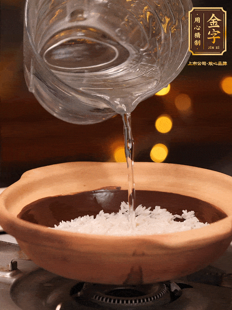 選一個(gè)中意的砂鍋加入1勺花生油并刷勻，倒入泡好的絲苗米、開大火煮至沸騰冒大泡后，轉(zhuǎn)中火蓋蓋燜煮5分鐘