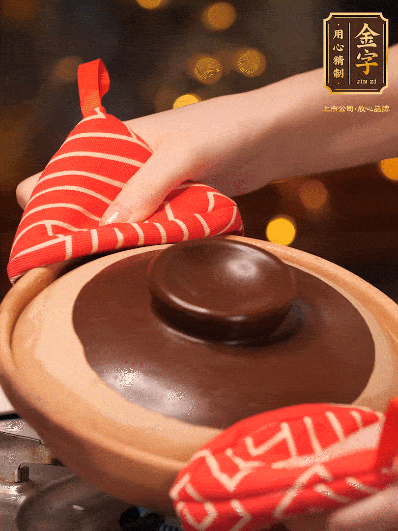 想要有嘎嘣脆鍋巴的關(guān)鍵（傾斜砂鍋，讓每個(gè)側(cè)邊都均勻加熱一分鐘）