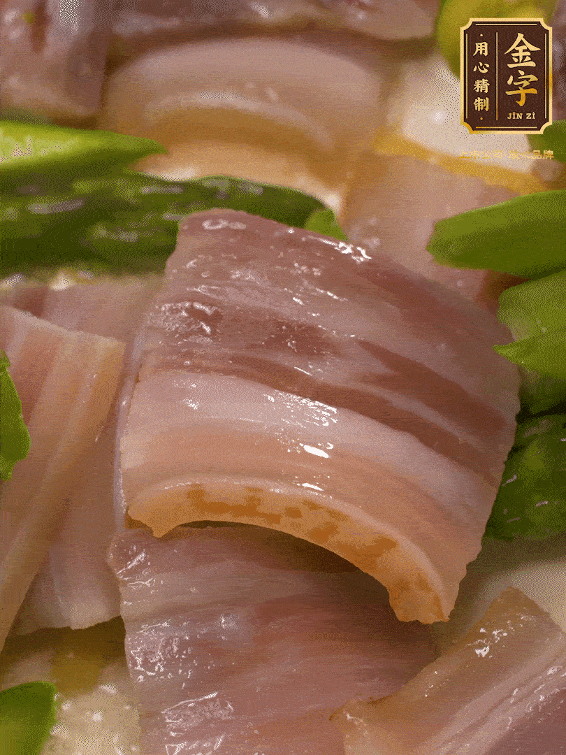 依次下蠶豆、蘆筍、白蘑菇翻炒均勻