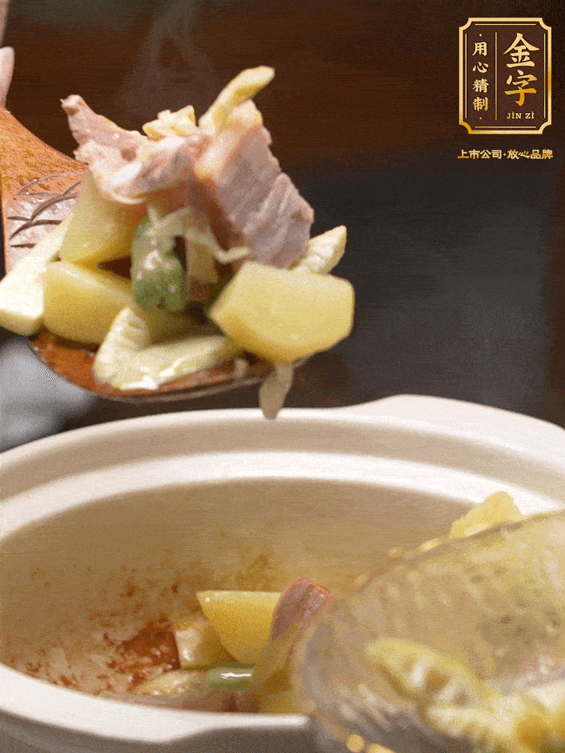 煸出咸肉脂香，再下筍丁、蠶豆。呈出