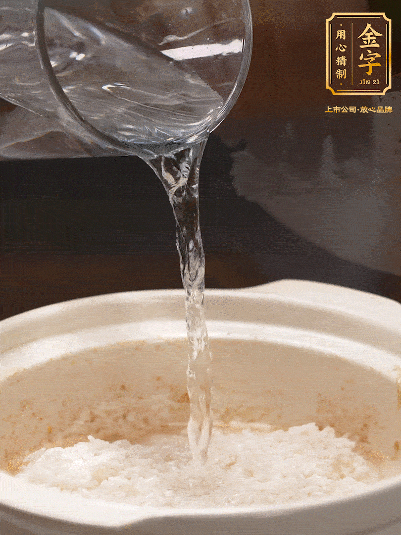 將泡好的米，加水一指，煮至沸騰