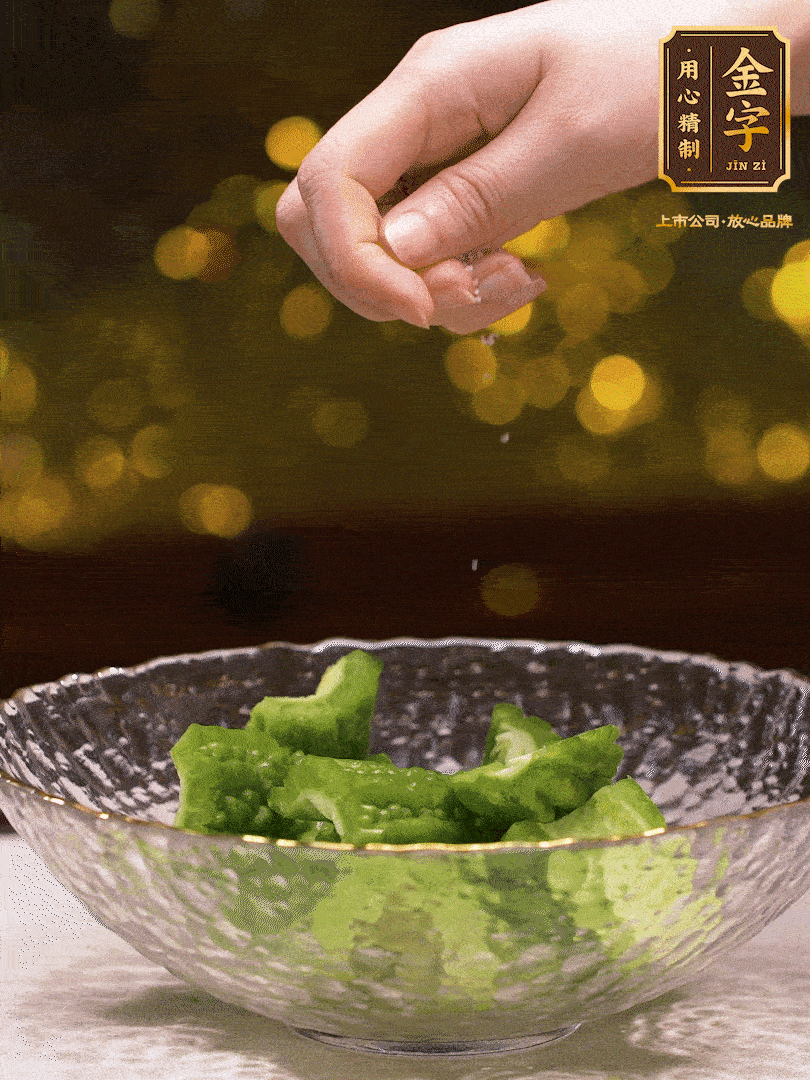 處理好的苦瓜切段（5cm），加點(diǎn)鹽鹽腌一下，去除一下苦味