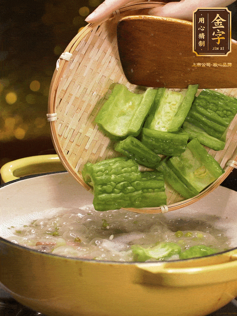 最后在放苦瓜燒開(kāi)，放一點(diǎn)點(diǎn)調(diào)味糖，燉煮20分鐘