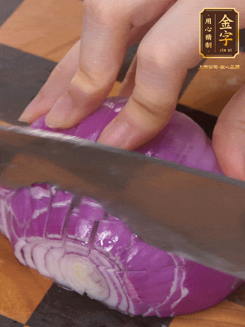 洋蔥切碎、土豆切丁