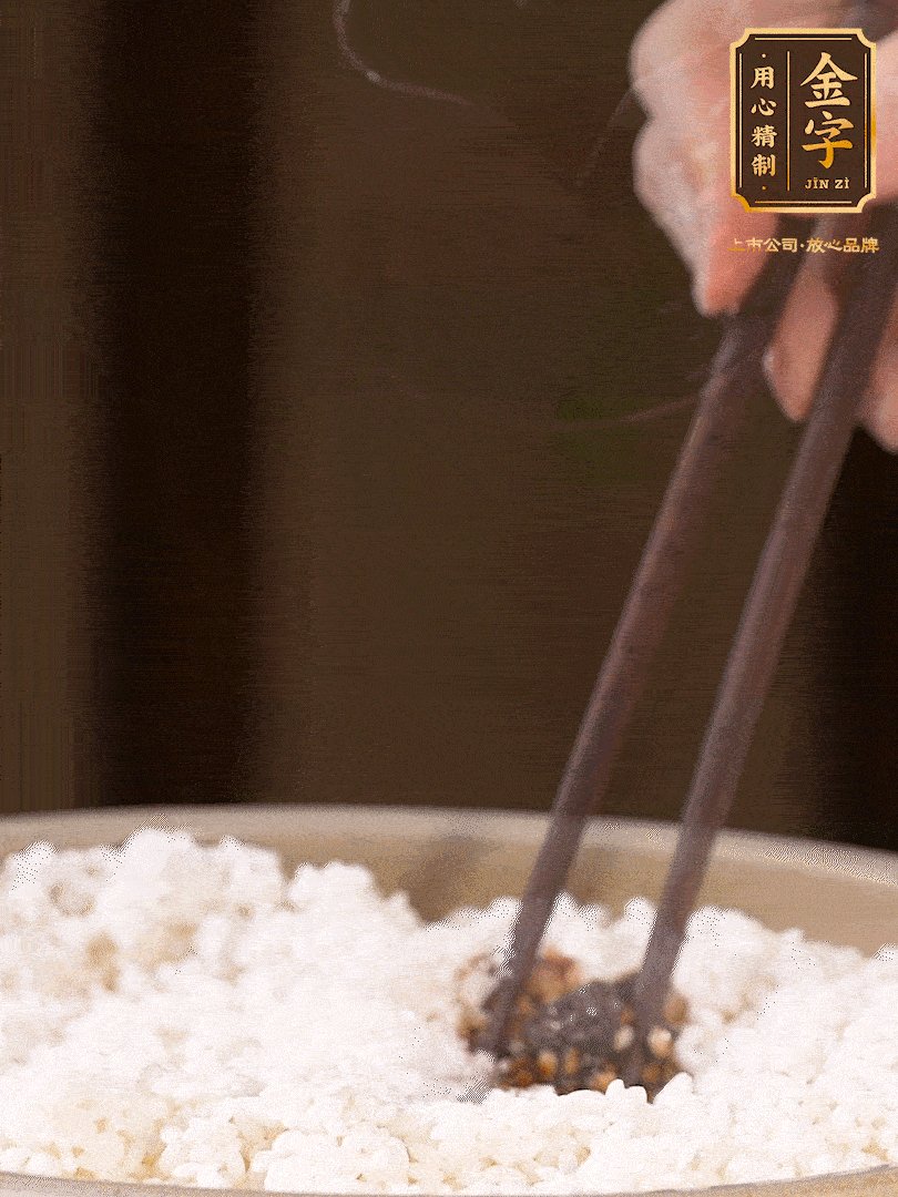 糯米淘洗干凈，浸泡4小時，控干水分后，加鹽、糖、老抽調(diào)味調(diào)色