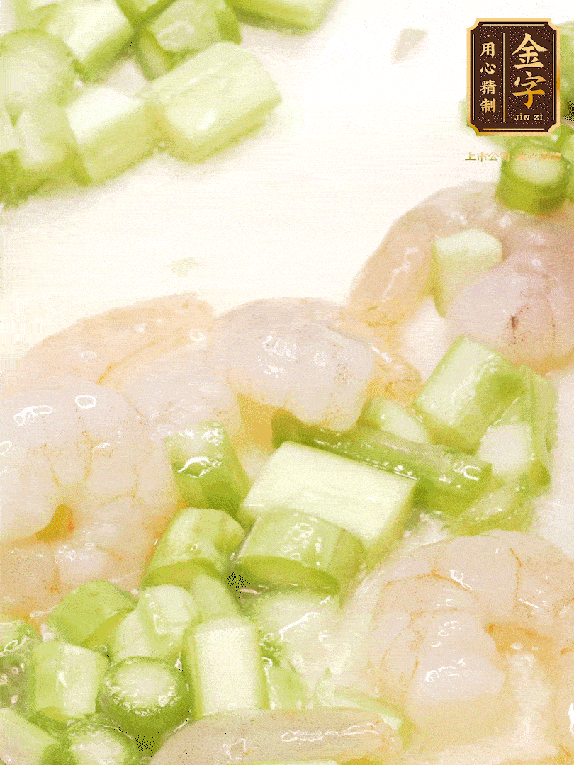 熱油煎香蝦仁，下香腸、蘆筍翻炒，盛出備用。