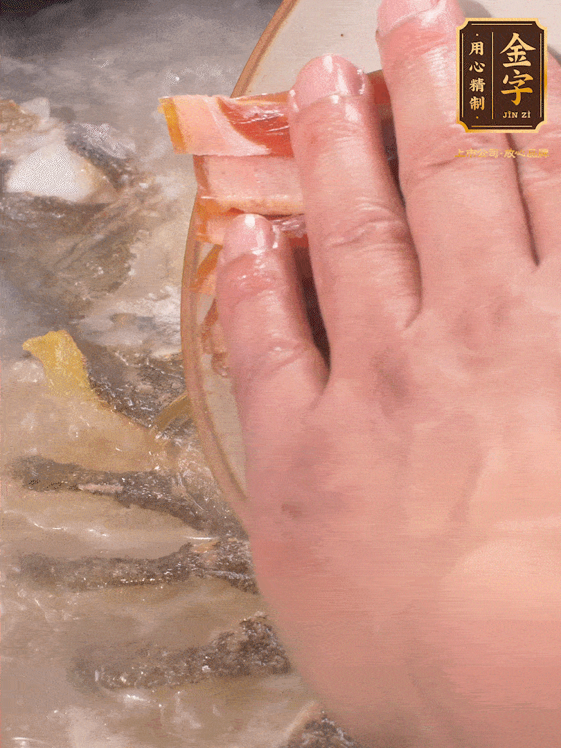 將煎好的魚，倒入三大碗開水。大火煮開后放入1個(gè)蔥結(jié)、2片姜片和1勺料酒和火腿片